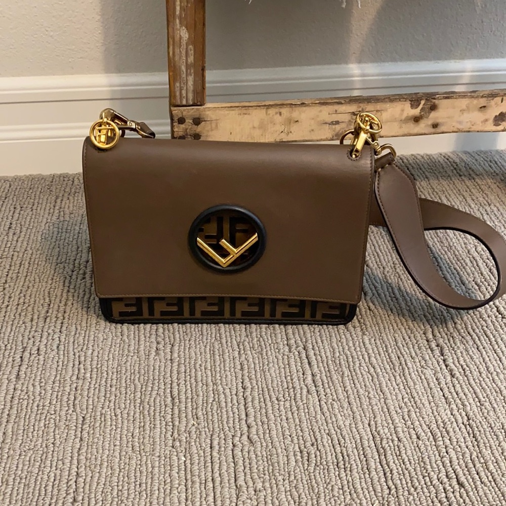 FENDI Kan I F Crossbody

Color : brown